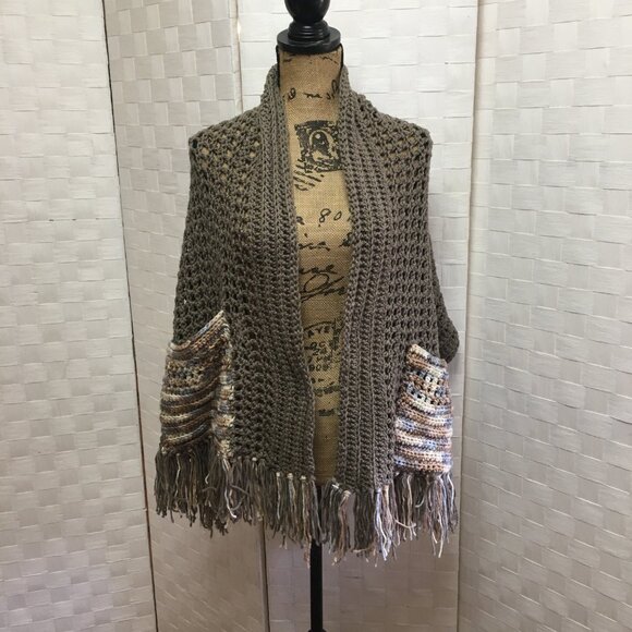 crochet scarf with pockets and fringe - Picture 2 of 11